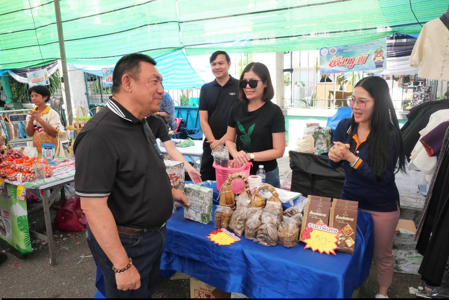 title - เลขาธิการ ส.ป.ก. เยี่ยมทักทายเกษตรกรและซื้อสินค้าในบรรยากาศวันสุดท้ายของการออกร้านขายสินค้า จากเขตปฏิรูปที่ดิน ส่งท้ายงานครบรอบ 51 ปี ส.ป.ก. ณ สำนักงานการปฏิรูปที่ดินเพื่อเกษตรกรรม